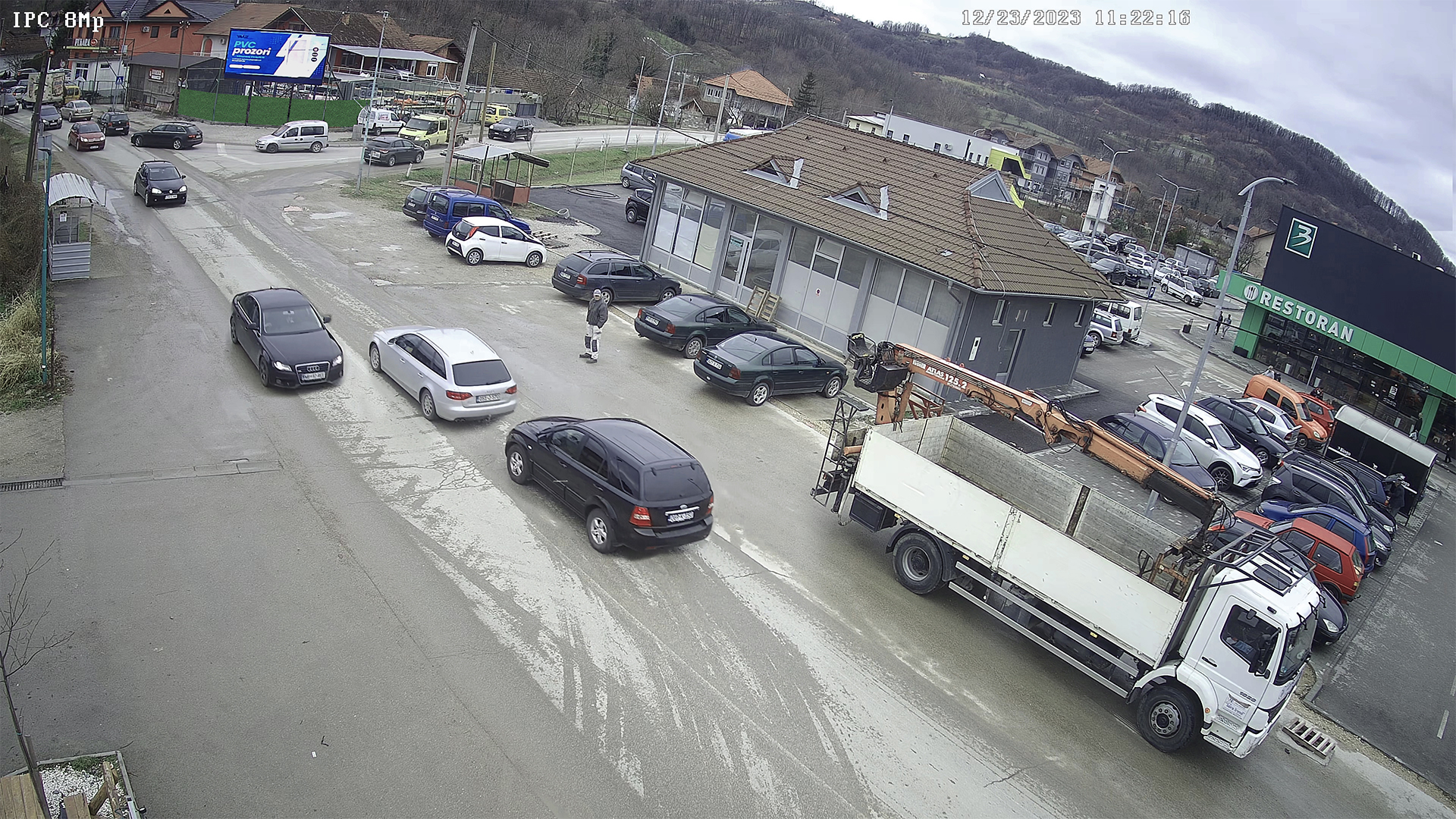 Glavna semaforska raskrsnica na ulazu u grad Srebrenik. Magistralni put Tuzla - Orašje odiše kvalitetnim prometom svaki dan. Reklama je upečatljiva sa velike udaljenosti zbog direktnog pogleda raskrsnice u vaš reklamni sadržaj.