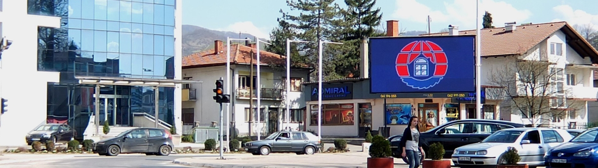 Glavna semaforska raskrsnica na ulazu u grad Srebrenik. Magistralni put Tuzla - Orašje odiše kvalitetnim prometom svaki dan. Reklama je upečatljiva sa velike udaljenosti zbog direktnog pogleda raskrsnice u vaš reklamni sadržaj.