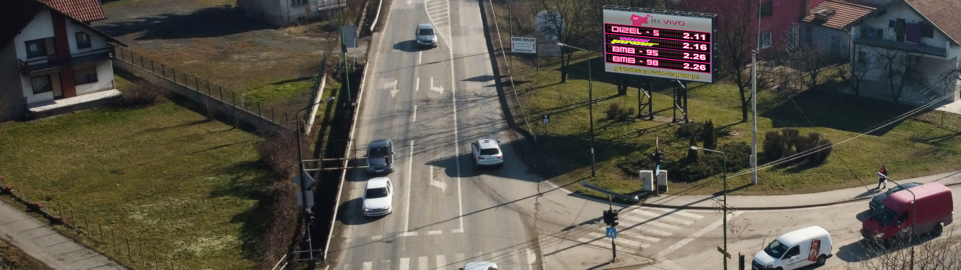 Glavna semaforska raskrsnica na ulazu u grad Živinice. Izuzetno prometna kako za teretna tako i za putnička vozila. Reklama pristupačne cijene sa garancijom efikasnosti je baš na ovoj lokaciji za Vas.